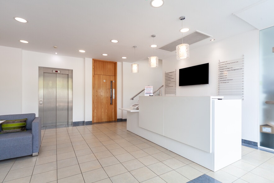 Falcon Way, Welwyn Garden City for lease - Interior Photo - Image 2 of 10