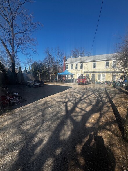 50 Laurel Ave, Hempstead, NY à vendre - Photo du bâtiment - Image 3 de 3