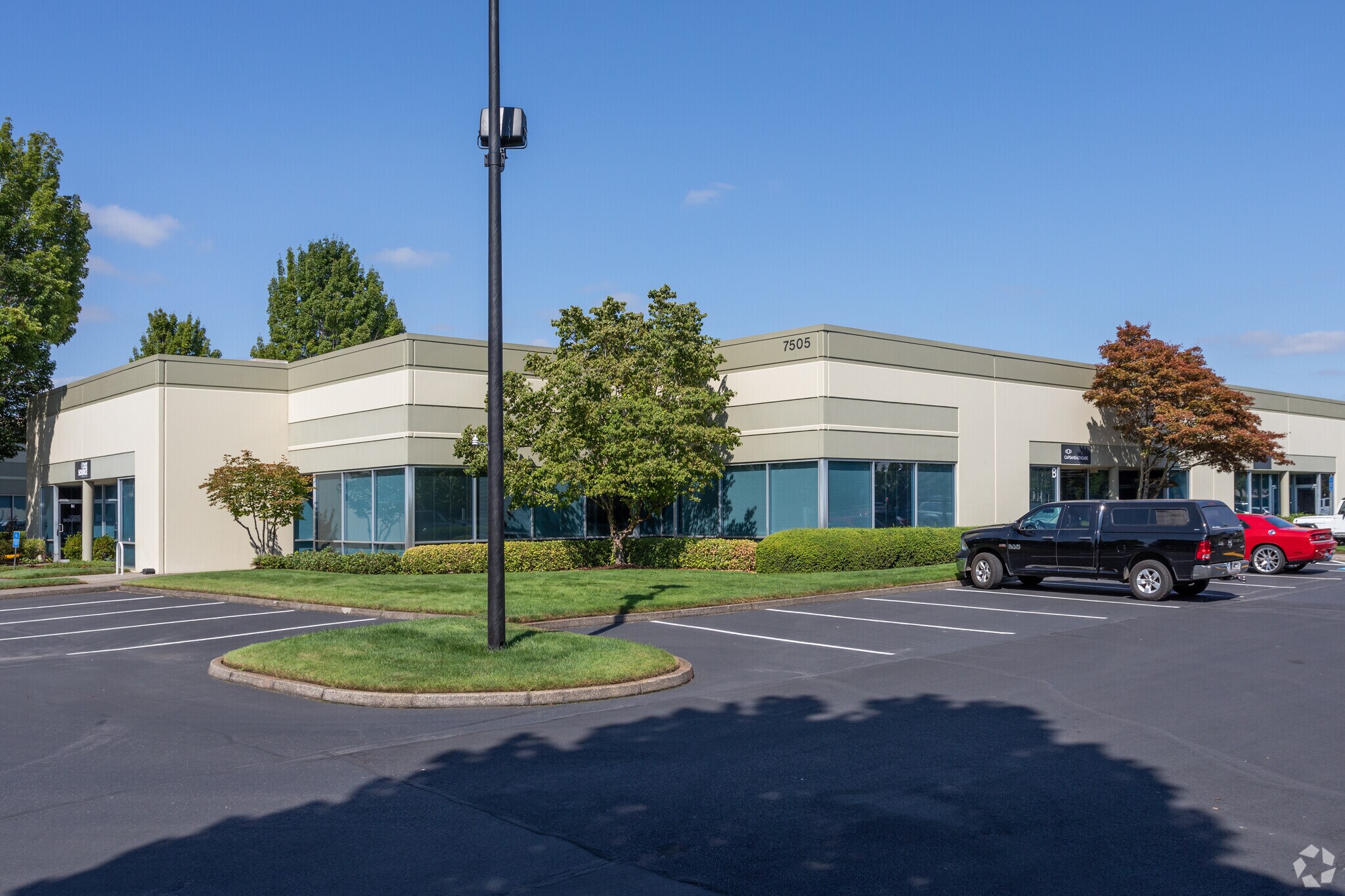 7505 NE Ambassador Pl, Portland, OR à vendre Photo principale- Image 1 de 4