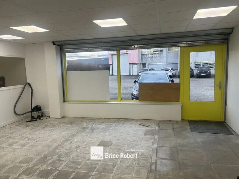 Flex in Chassieu for lease - Interior Photo - Image 2 of 7