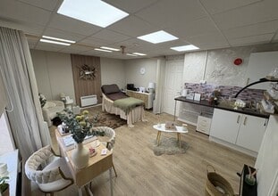 22 Grove Pl, Bedford for lease Interior Photo- Image 2 of 2