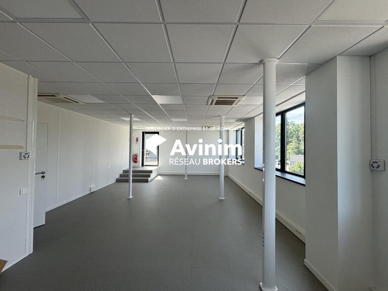 Office in Besançon for lease - Building Photo - Image 2 of 7