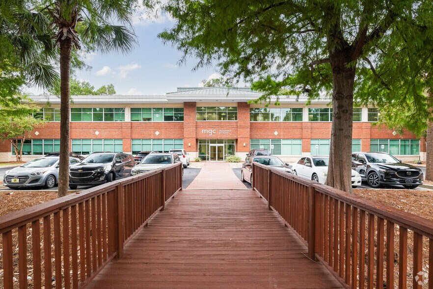 735 Johnnie Dodds Blvd, Mount Pleasant, SC à louer - Photo du bâtiment - Image 1 de 22