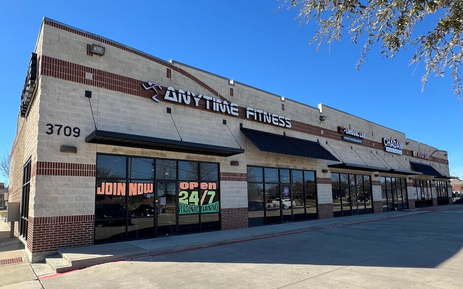 3709 Old Denton Rd, Carrollton, TX à louer - Photo du bâtiment - Image 1 de 2