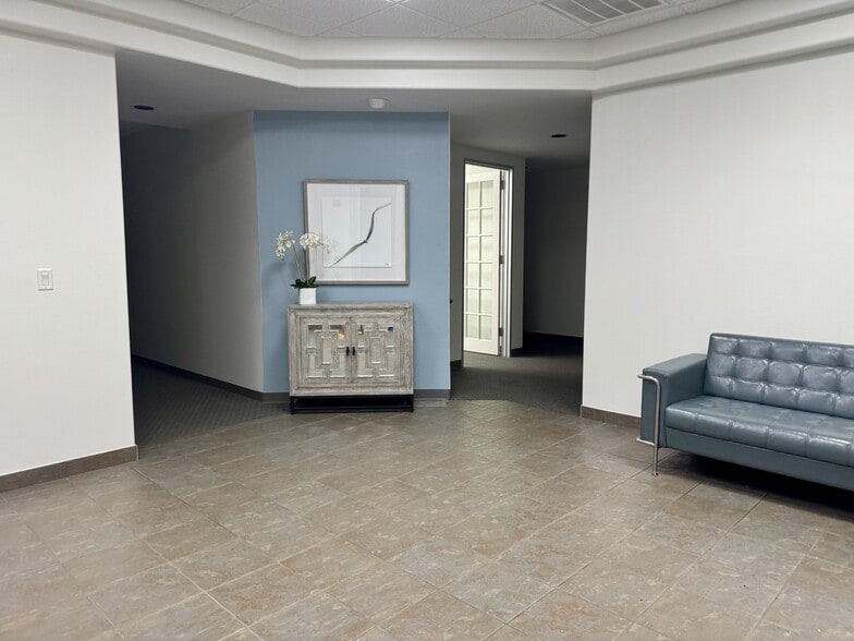 101 Tiki Dr, Tiki Island, TX for lease - Interior Photo - Image 3 of 9