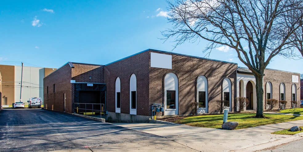 221-225 Stanley St, Elk Grove Village, IL for lease - Primary Photo - Image 1 of 5
