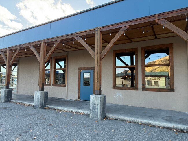 Plus de détails pour 201 N Methow Valley Hwy, Twisp, WA - Commerce de détail à vendre