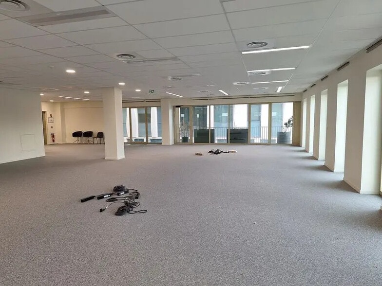 Office in Bordeaux for lease - Building Photo - Image 2 of 8