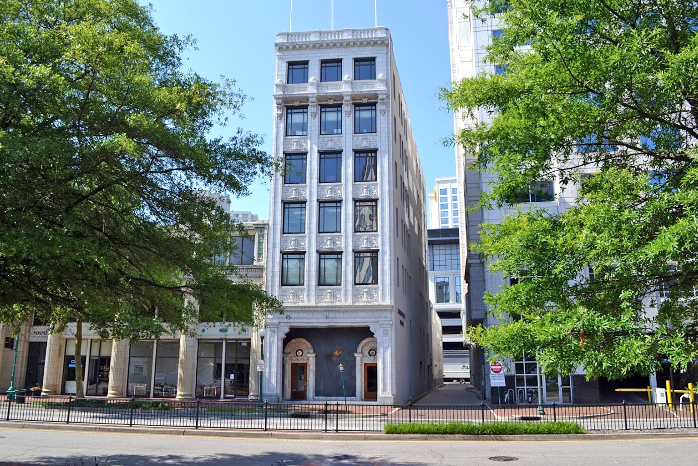 201 E City Hall Ave, Norfolk, VA for lease Primary Photo- Image 1 of 9
