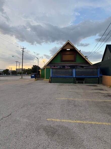 2226 Irving Blvd, Dallas, TX for lease - Building Photo - Image 2 of 7