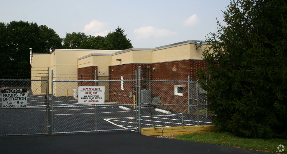 5540 Memorial Rd, Allentown, PA for lease - Building Photo - Image 2 of 7