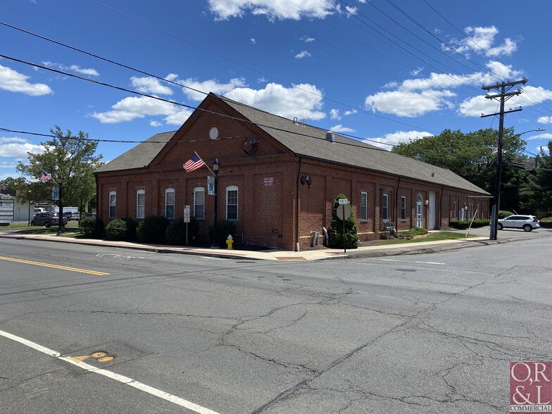 58 W Main St, Plainville, CT à vendre - Photo du bâtiment - Image 1 de 1