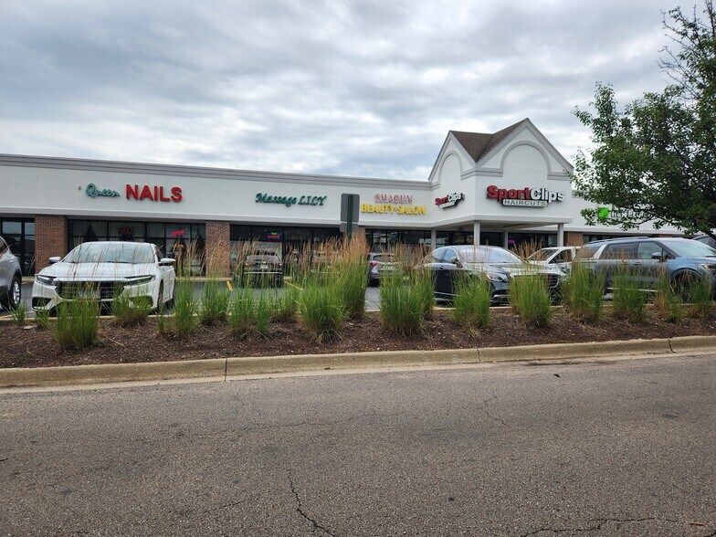 355-405 N Eola Rd, Aurora, IL à louer - Photo du bâtiment - Image 3 de 11