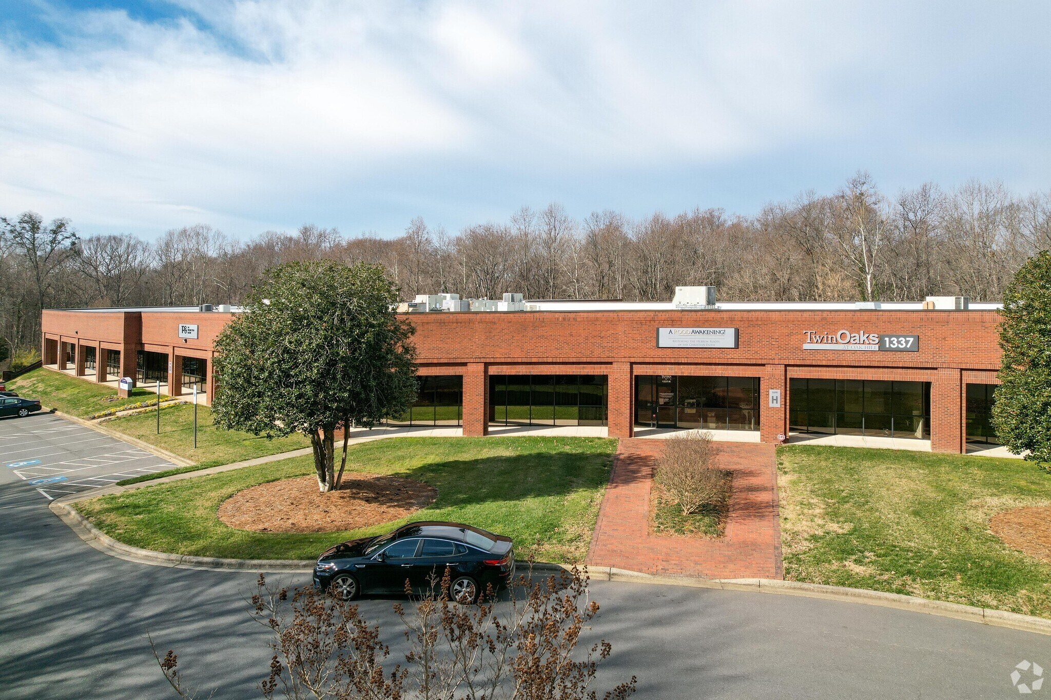1337 Hundred Oaks Dr, Charlotte, NC for lease Primary Photo- Image 1 of 21