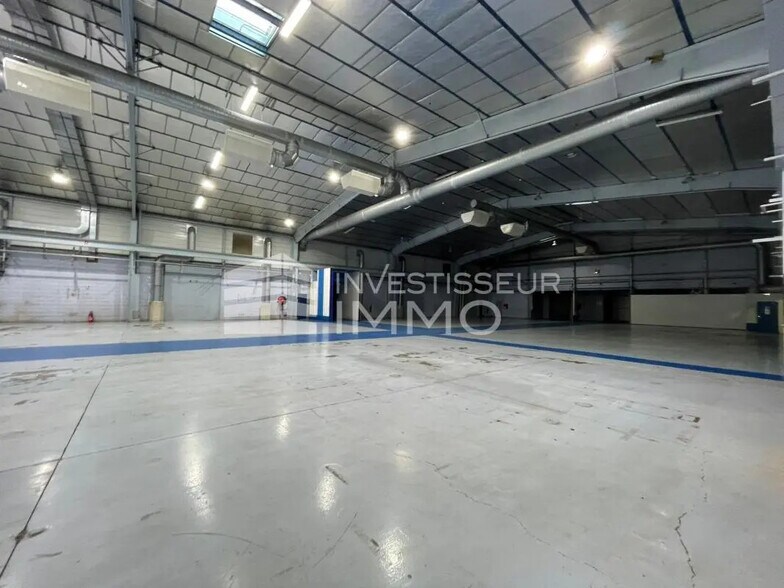 Flex in Poincy for lease - Interior Photo - Image 3 of 15