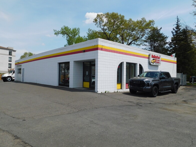 592 Elm St, Windsor Locks, CT for sale - Building Photo - Image 1 of 12