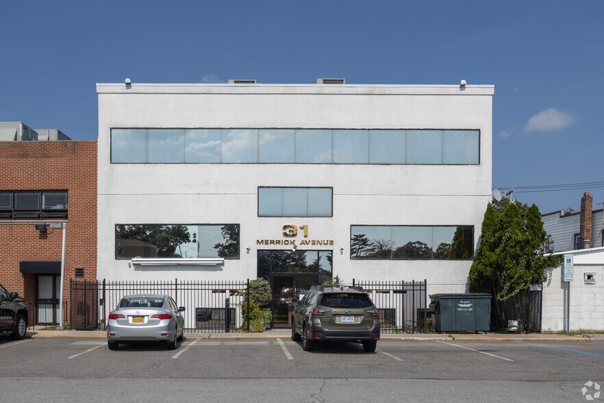 31 Merrick Ave, Merrick, NY à louer - Photo du bâtiment - Image 2 de 33