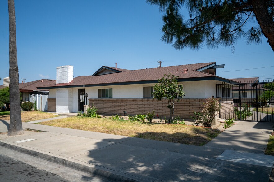 2127 E Almont Ave, Anaheim, CA à vendre - Photo du bâtiment - Image 1 de 9