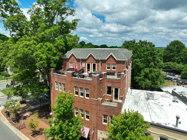 206-212 N Main St, Davidson, NC à louer - Photo du bâtiment - Image 2 de 5