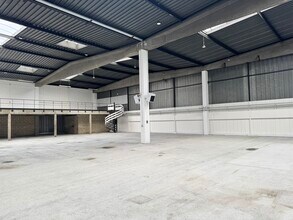 Industrial in Saint-Ouen-l'Aumône for lease Interior Photo- Image 2 of 13
