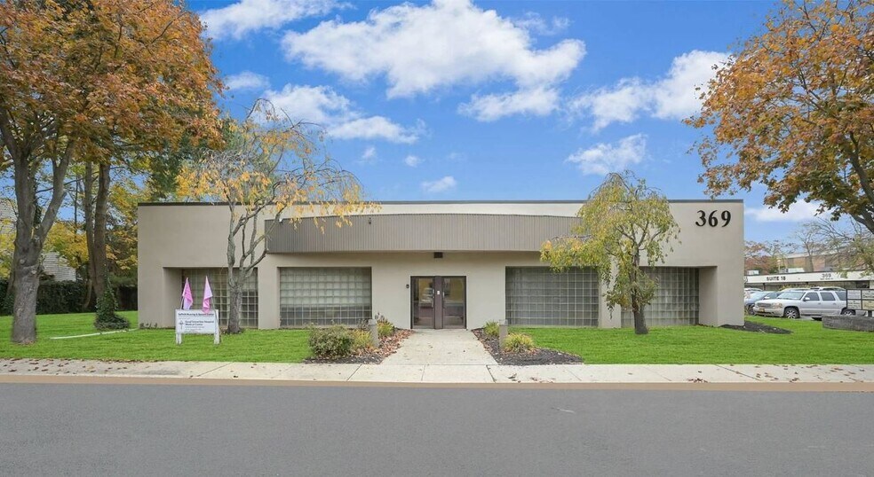 369 E Main St, East Islip, NY à vendre - Photo du bâtiment - Image 1 de 21