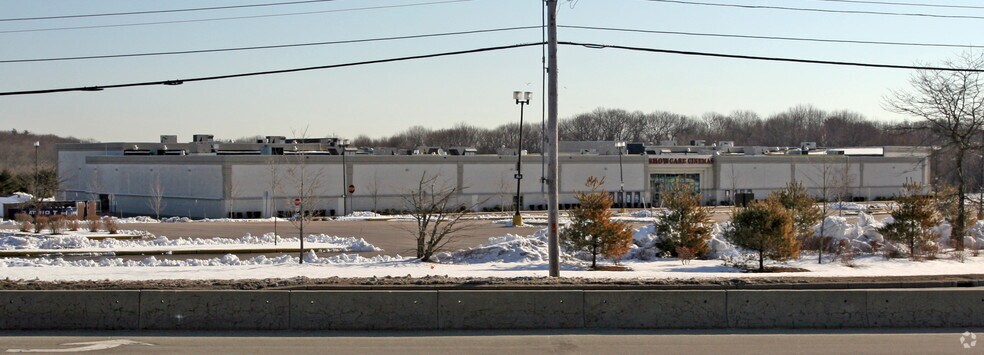 1200 Quaker Ln, East Greenwich, RI à vendre - Photo du bâtiment - Image 2 de 2