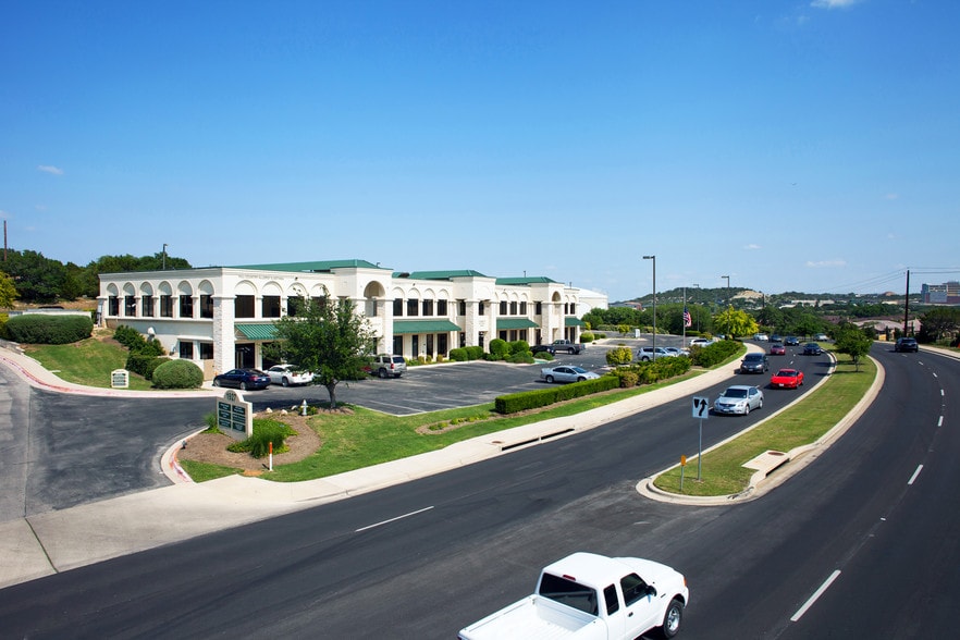 1921-1927 Lohmans Crossing Rd, Lakeway, TX for lease - Building Photo - Image 2 of 5