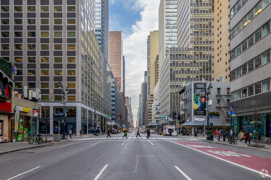 716 Third Ave, New York, NY for lease - Building Photo - Image 3 of 6