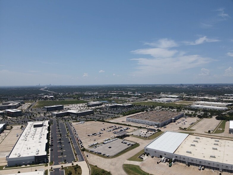 201 - 301 W Howard Ln, Austin, TX for lease - Building Photo - Image 2 of 2