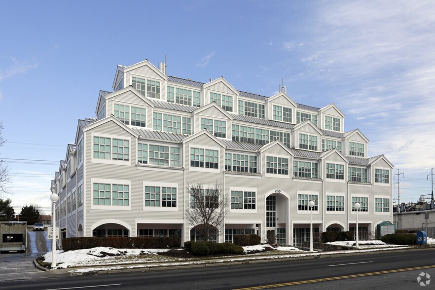 2150 Post Rd, Fairfield, CT à louer - Photo du bâtiment - Image 2 de 3