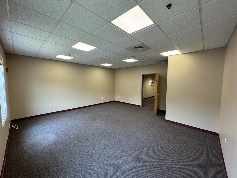 255 Route 80, Killingworth, CT for lease - Interior Photo - Image 3 of 25