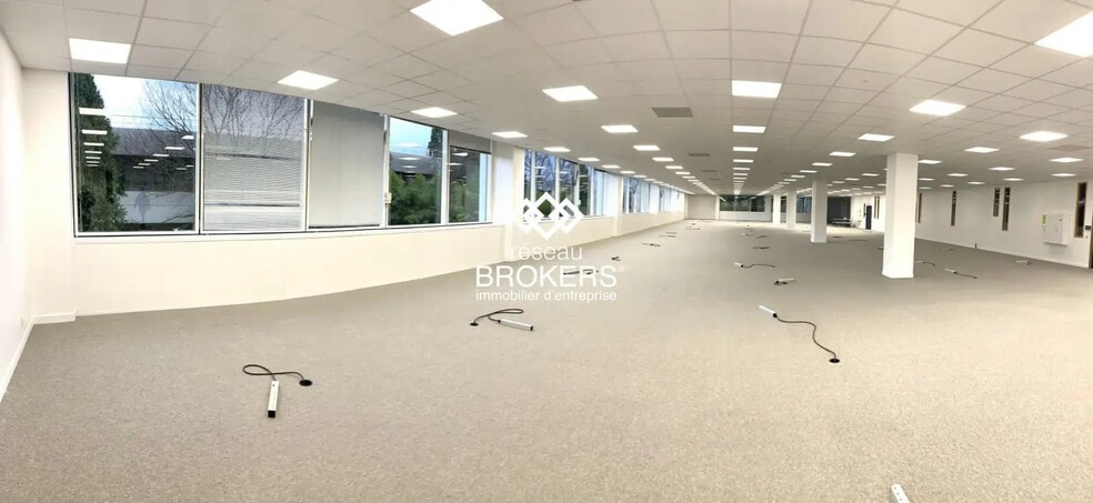 Office in Eybens for lease - Building Photo - Image 1 of 44