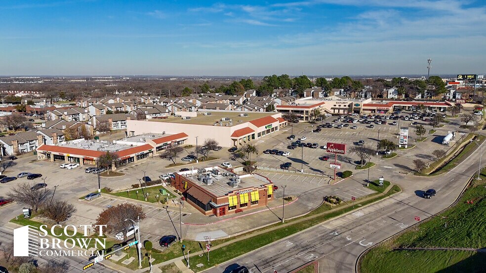 717 Stemmons Fwy, Denton, TX à louer - Photo du bâtiment - Image 2 de 8