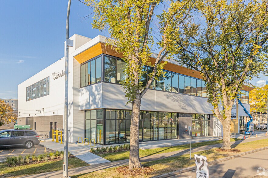 11104 102 Av NW, Edmonton, AB à louer - Photo du bâtiment - Image 2 de 4