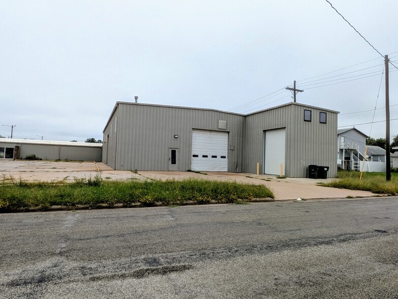 924 E 4th Ave, Hutchinson, KS for lease - Primary Photo - Image 1 of 5