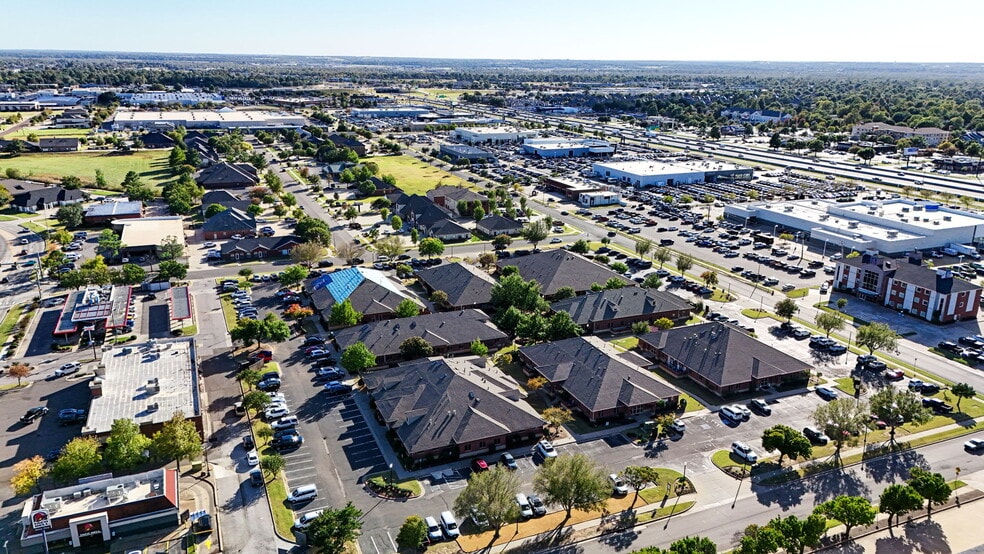 1006 24th Ave NW, Norman, OK à vendre - Photo du bâtiment - Image 3 de 67
