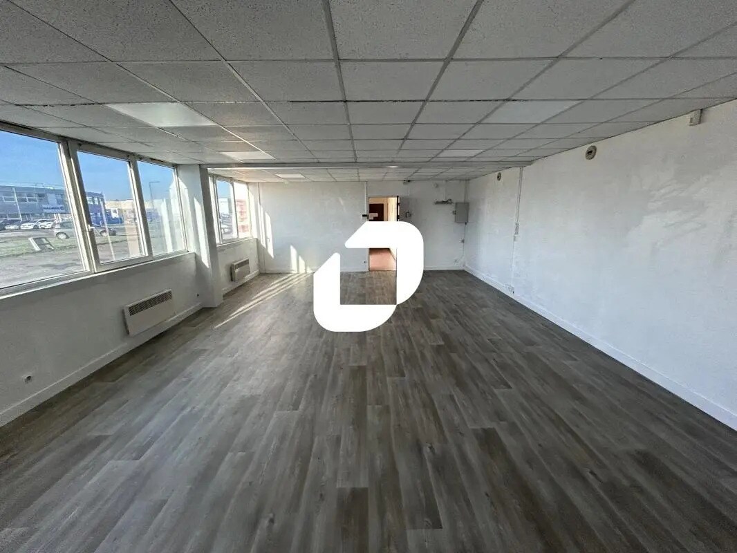 Office in Moissy-Cramayel for lease Interior Photo- Image 1 of 11