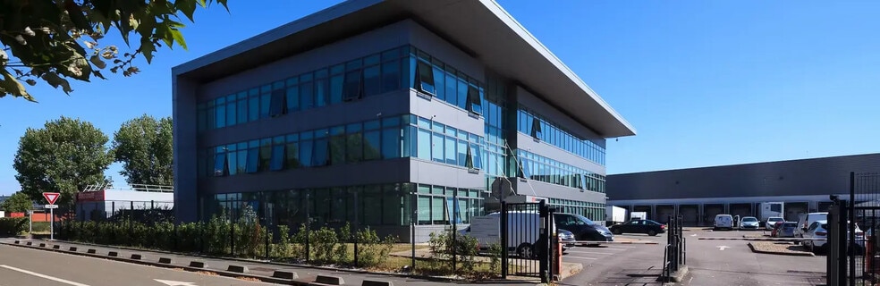 Office in Gennevilliers for lease - Building Photo - Image 2 of 15