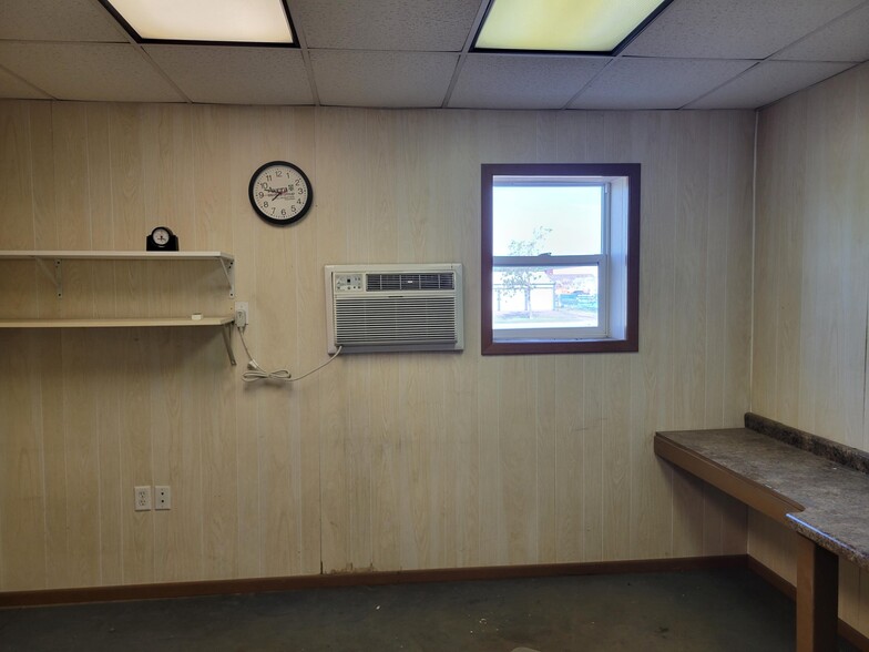 412AR 5th Ave SW, Aberdeen, SD for lease - Interior Photo - Image 2 of 6