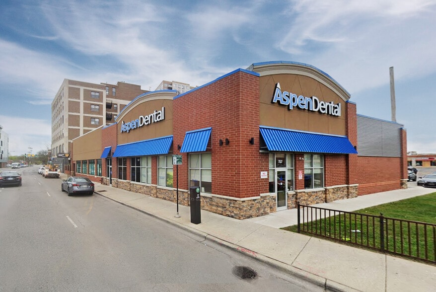 7537 N Clark St, Chicago, IL for lease - Building Photo - Image 2 of 2