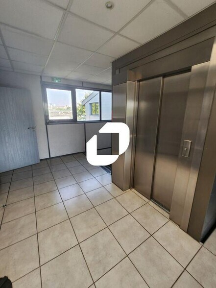 Flex in Créteil for sale - Lobby - Image 2 of 12