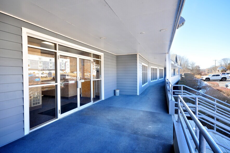 75 Berlin Rd, Cromwell, CT à vendre - Photo du bâtiment - Image 3 de 47