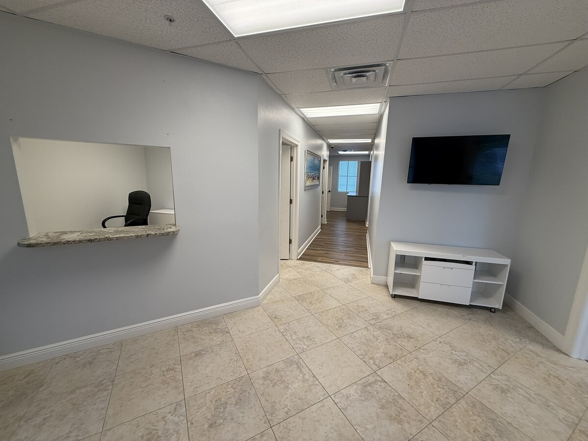 28089 Vanderbilt Dr, Bonita Springs, FL 34134 - Unit 102 - - Interior Photo - Image 2 of 11