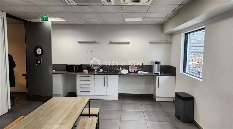 Flex in Ferrières-en-Brie for lease - Interior Photo - Image 2 of 11