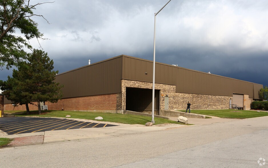 870-890 Lively Blvd, Wood Dale, IL à louer - Photo du bâtiment - Image 2 de 4