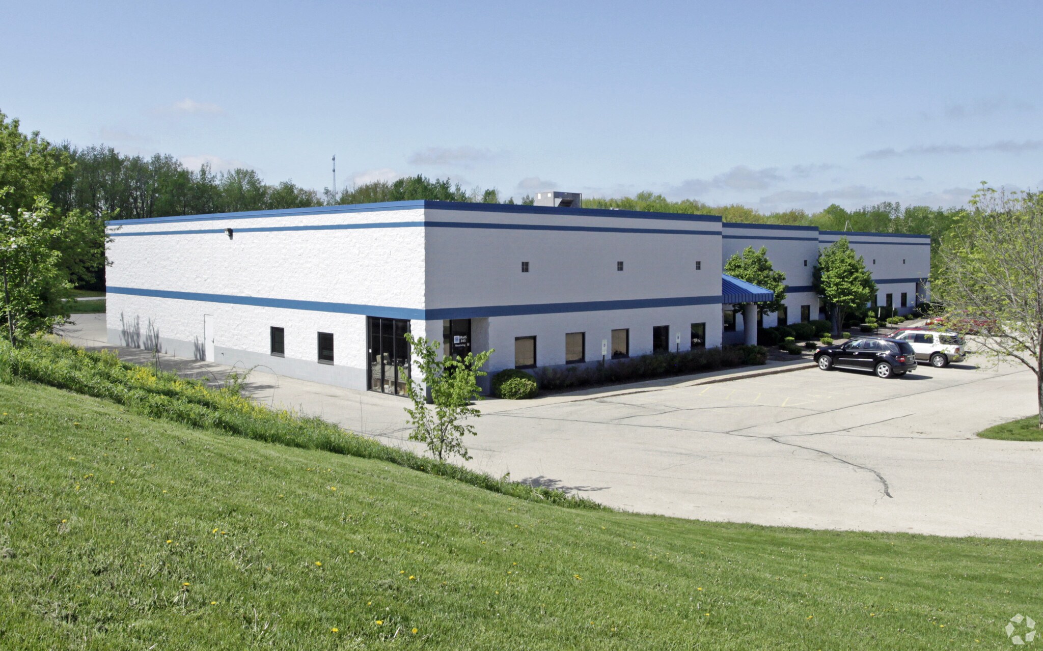 235-255 Info Hwy Ct, Slinger, WI for lease Primary Photo- Image 1 of 5
