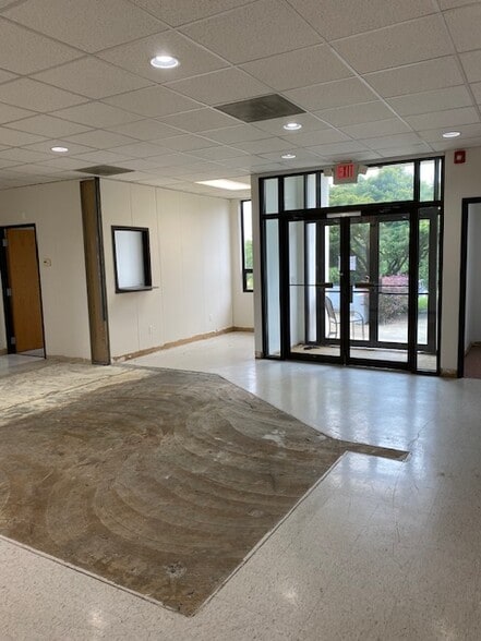 83 S Putt Corners Rd, New Paltz, NY for lease - Interior Photo - Image 2 of 5