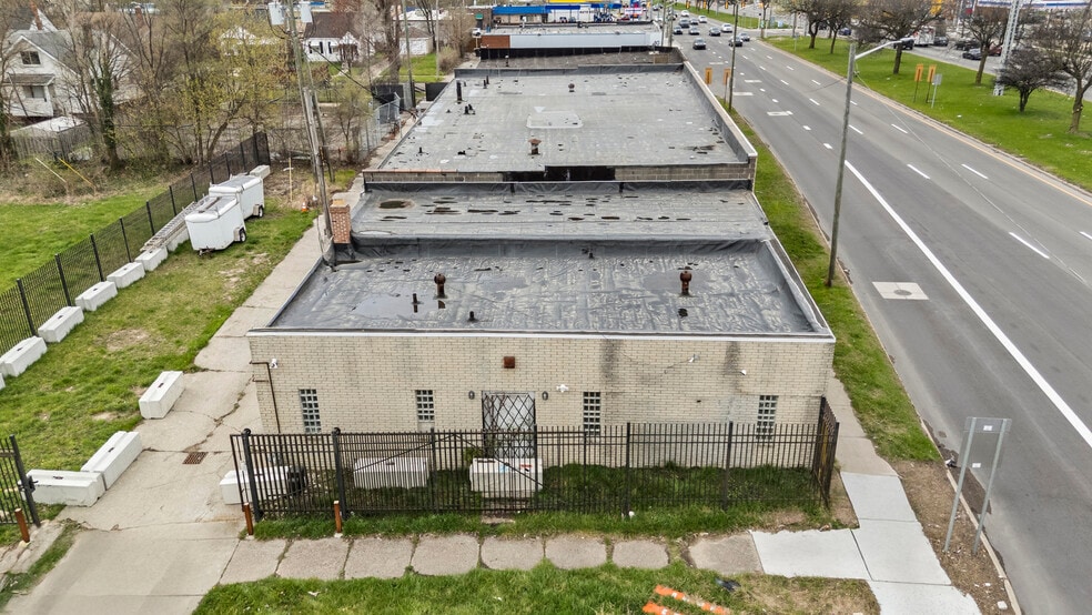 300 E 8 Mile Rd, Detroit, MI for lease - Building Photo - Image 2 of 44