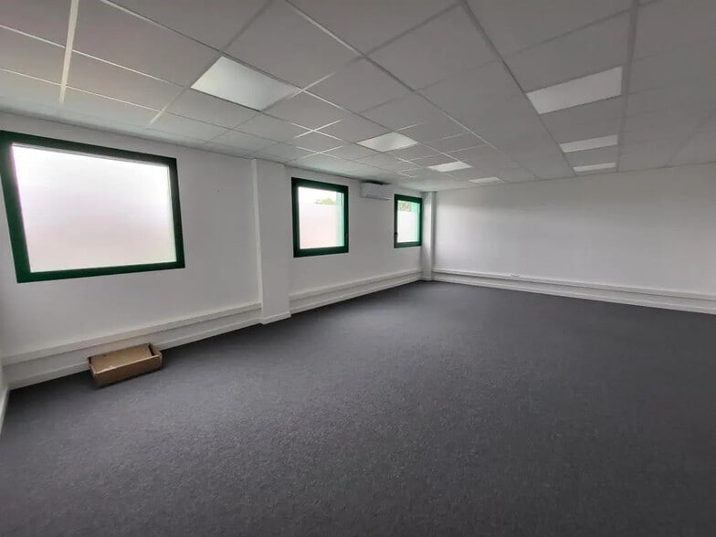 Flex in Mions for lease - Interior Photo - Image 3 of 4