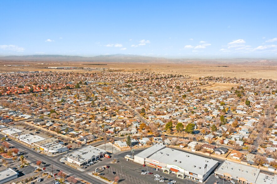 1101-1111 W Avenue I, Lancaster, CA à louer - Photo du bâtiment - Image 2 de 5